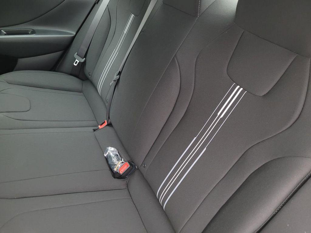2025 Hyundai Elantra Blue - Photo 18