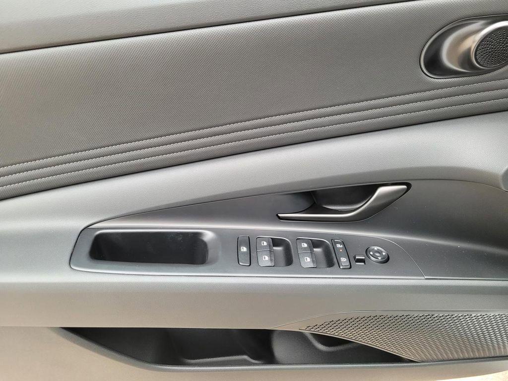 2025 Hyundai Elantra Blue - Photo 20