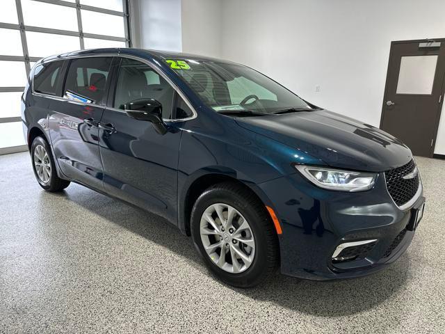 2025 Chrysler Pacifica PACIFICA SELECT AWD