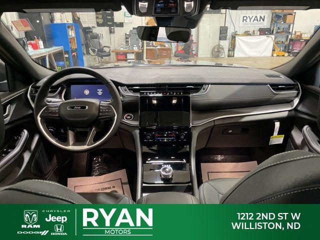 2025 Jeep Grand Cherokee GRAND CHEROKEE L LAREDO X 4X4