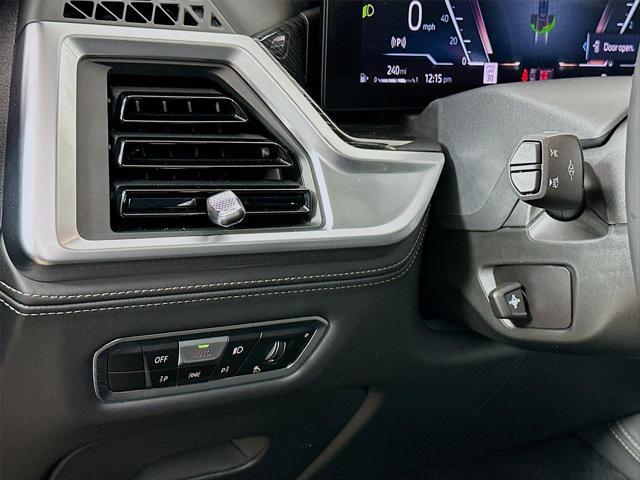 2023 BMW X7 M60i