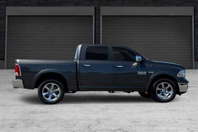2017 RAM 1500 Laramie Crew Cab 4x4 57 Box