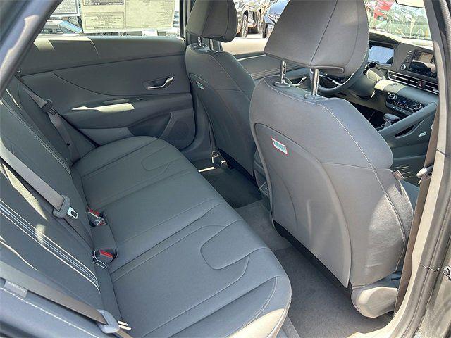 2025 Hyundai Elantra SEL - Photo 15