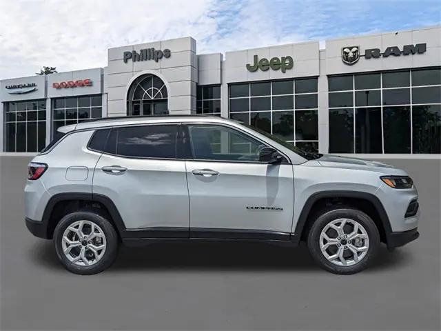 2025 Jeep Compass COMPASS LATITUDE 4X4