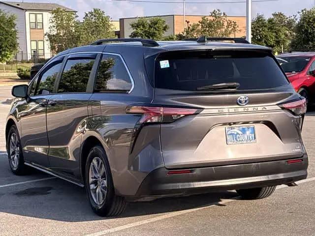 2021 Toyota Sienna LE