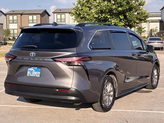 2021 Toyota Sienna LE