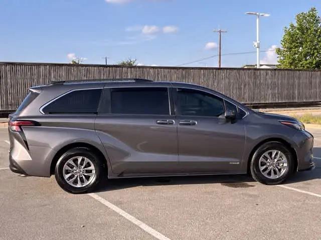 2021 Toyota Sienna LE