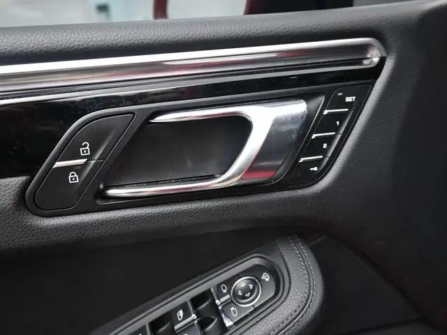 2022 Porsche Macan Standard