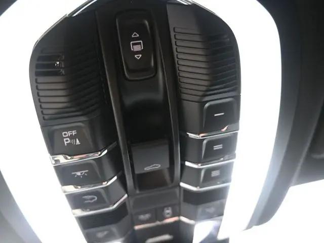 2022 Porsche Macan Standard