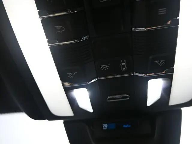 2022 Porsche Macan Standard