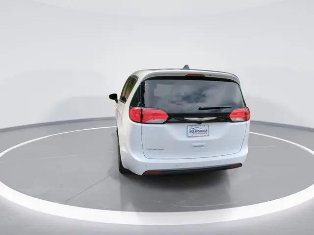 2025 Chrysler Voyager LX