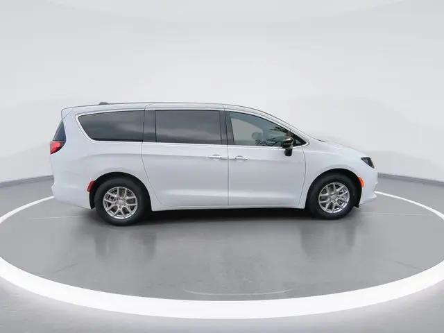 2025 Chrysler Voyager LX