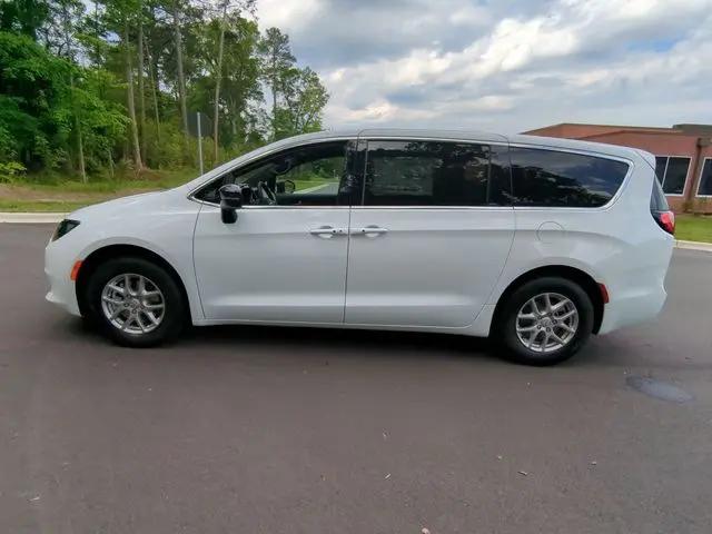 2025 Chrysler Voyager LX