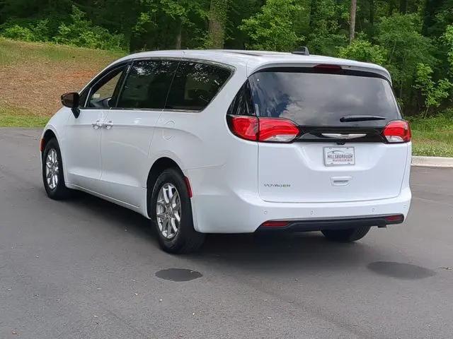 2025 Chrysler Voyager LX