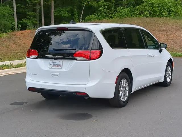 2025 Chrysler Voyager LX
