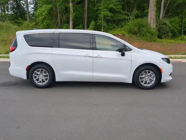 2025 Chrysler Voyager LX