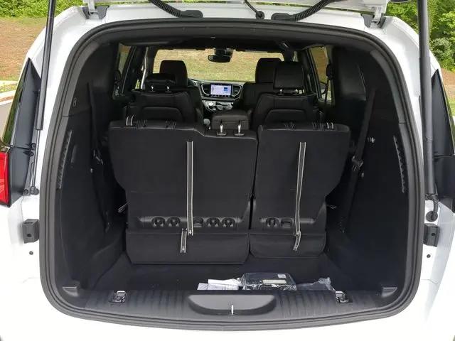 2025 Chrysler Voyager LX