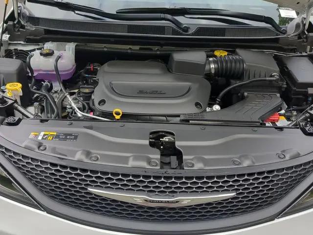 2025 Chrysler Voyager LX