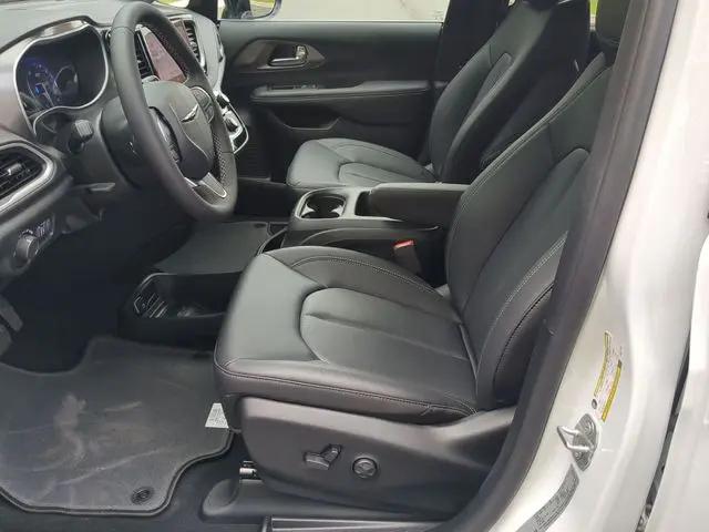 2025 Chrysler Voyager LX
