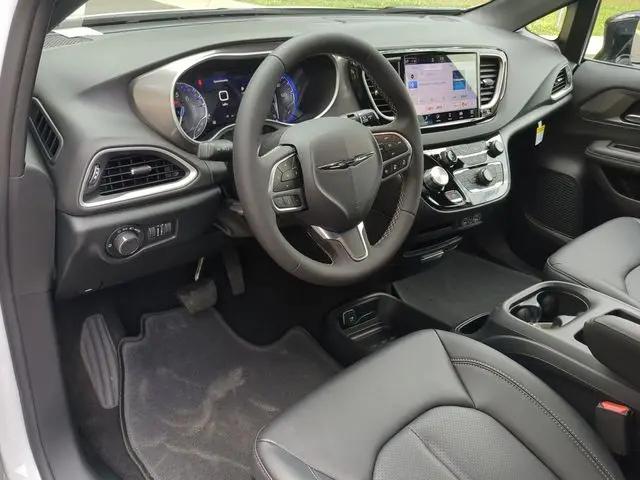 2025 Chrysler Voyager LX