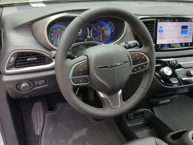2025 Chrysler Voyager LX
