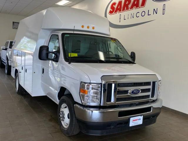 2025 Ford E-350 Cutaway E-350 SRW 138 WB