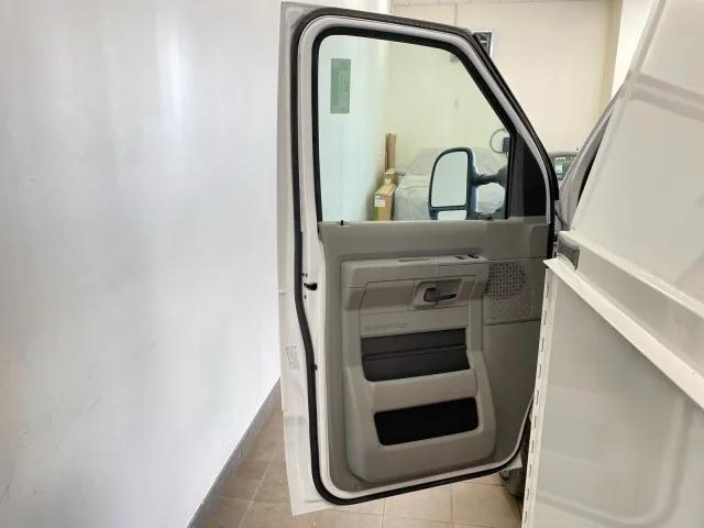 2025 Ford E-350 Cutaway E-350 SRW 138 WB