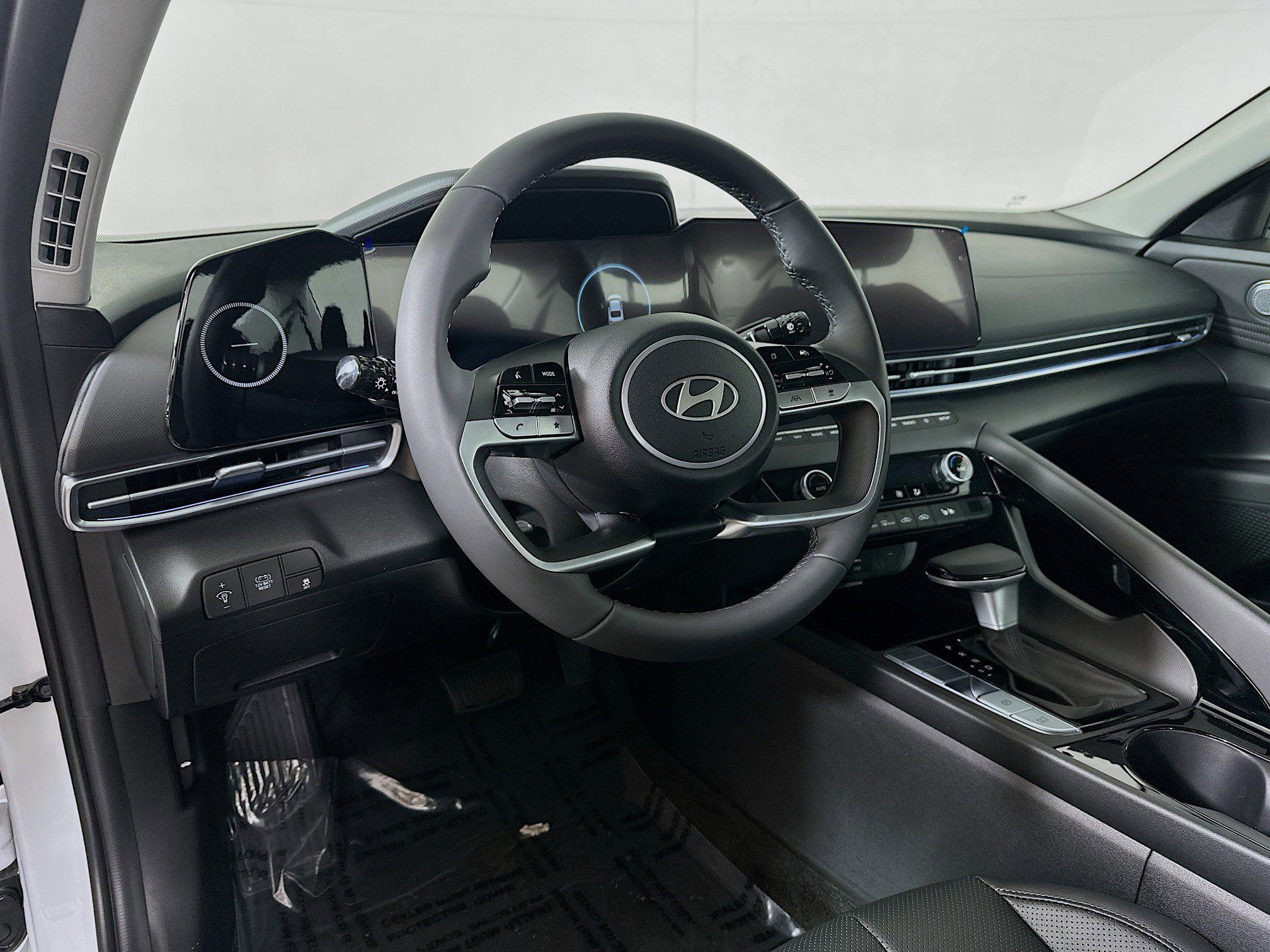 2025 Hyundai Elantra Limited - Photo 9