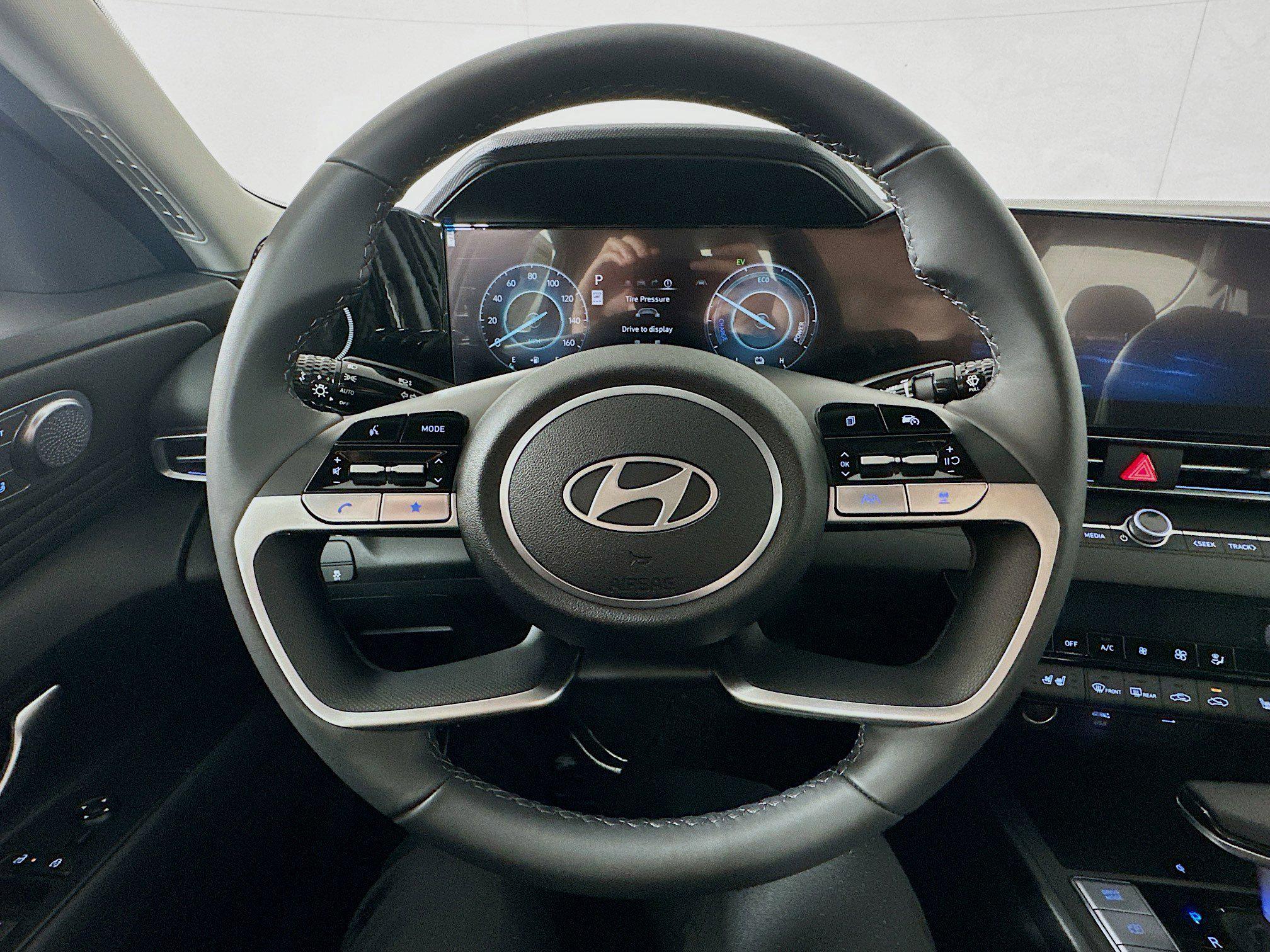 2025 Hyundai Elantra Limited - Photo 11