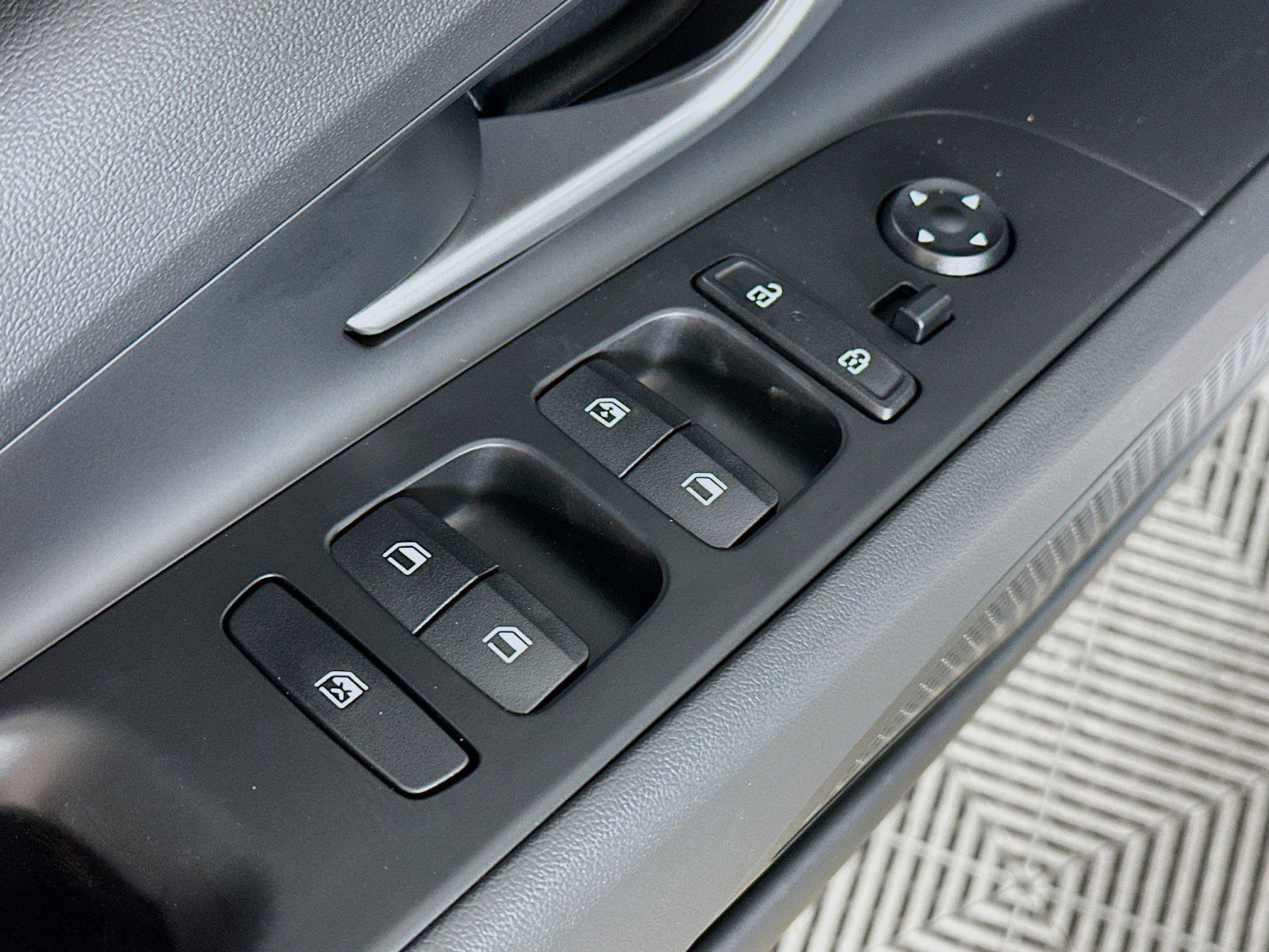 2025 Hyundai Elantra Limited - Photo 18