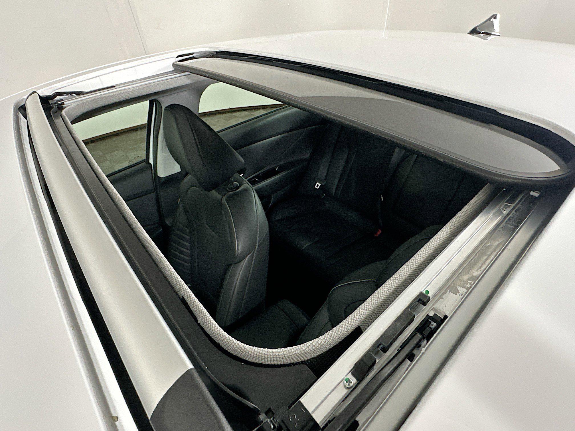 2025 Hyundai Elantra Limited - Photo 22