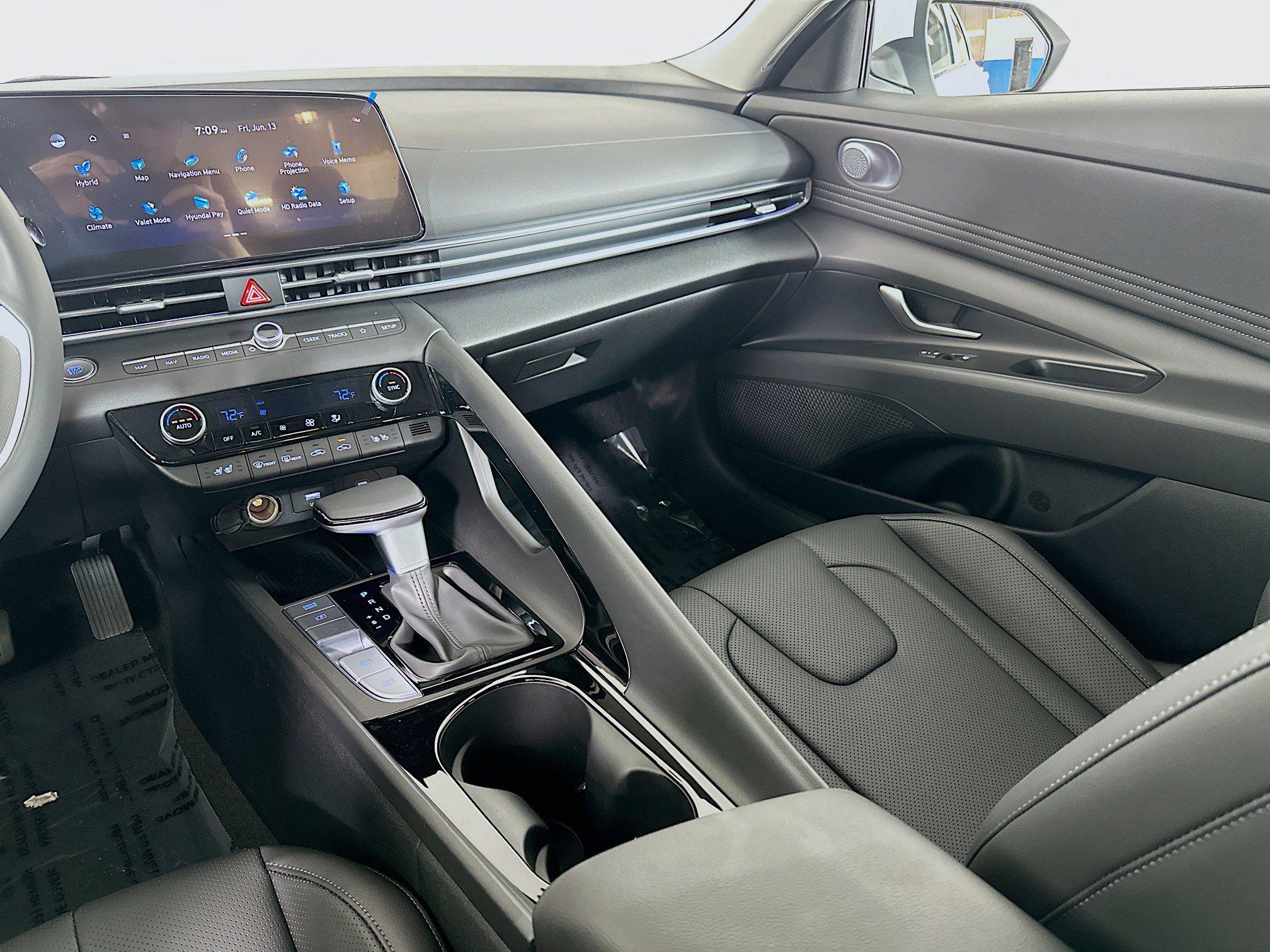 2025 Hyundai Elantra Limited - Photo 24