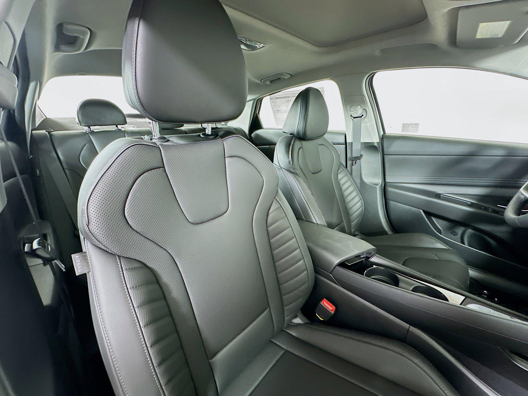 2025 Hyundai Elantra Limited - Photo 28