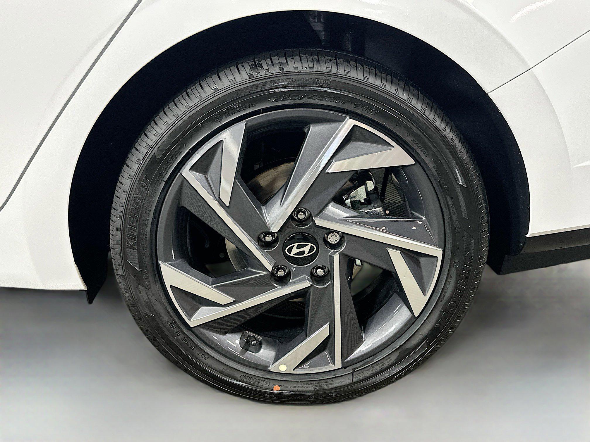2025 Hyundai Elantra Limited - Photo 31