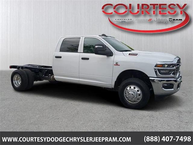 2025 RAM Ram 3500 Chassis Cab RAM 3500 TRADESMAN CREW CAB CHASSIS 4X4 60 CA