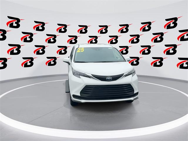 2025 Toyota Sienna LE
