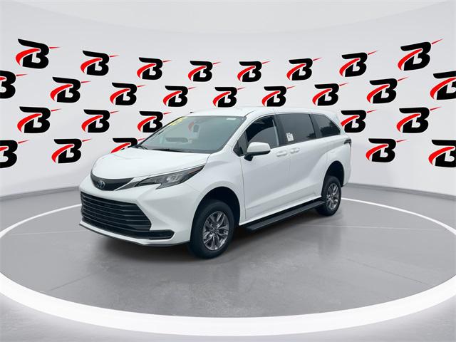 2025 Toyota Sienna LE