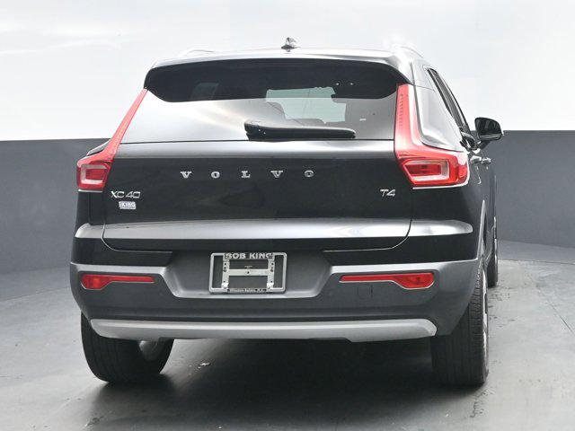 2022 Volvo XC40 T4 Momentum