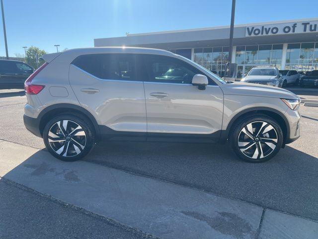 2025 Volvo XC40 B5 Ultra Bright Theme