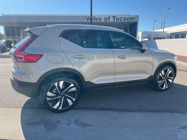 2025 Volvo XC40 B5 Ultra Bright Theme