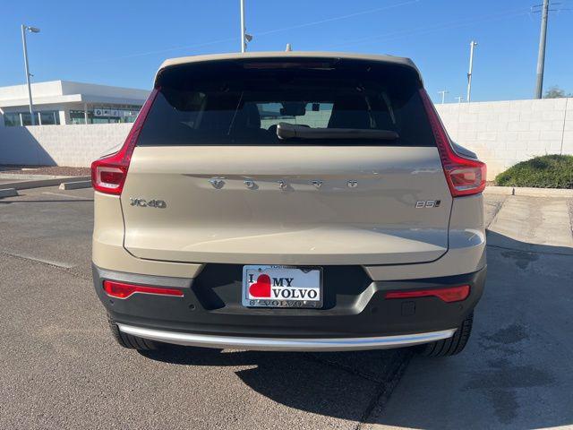 2025 Volvo XC40 B5 Ultra Bright Theme