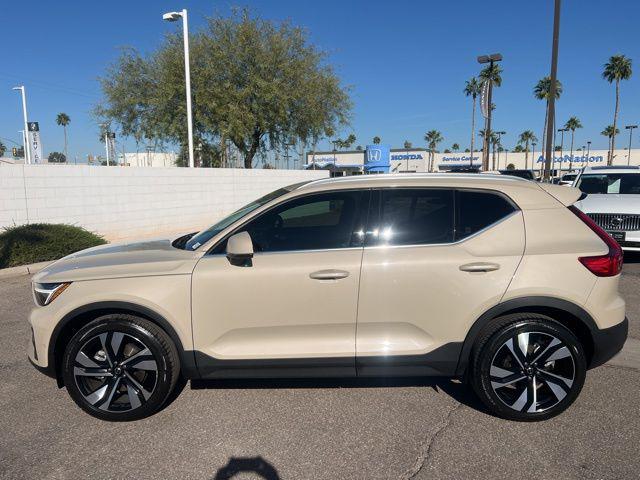 2025 Volvo XC40 B5 Ultra Bright Theme