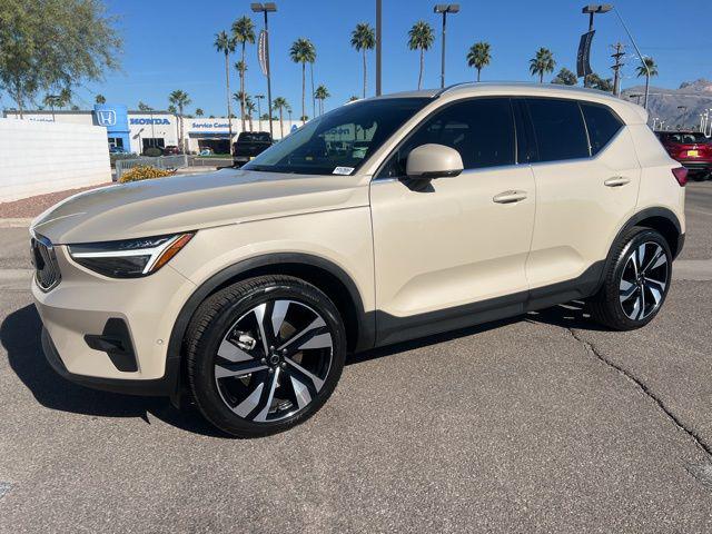 2025 Volvo XC40 B5 Ultra Bright Theme