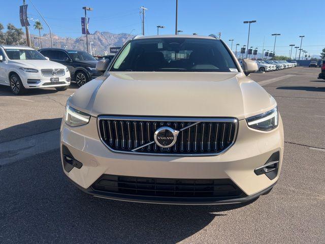 2025 Volvo XC40 B5 Ultra Bright Theme