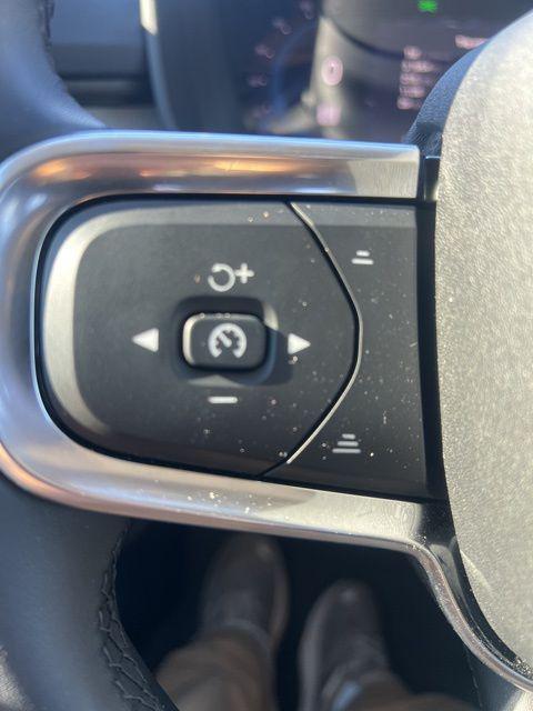 2025 Volvo XC40 B5 Ultra Bright Theme