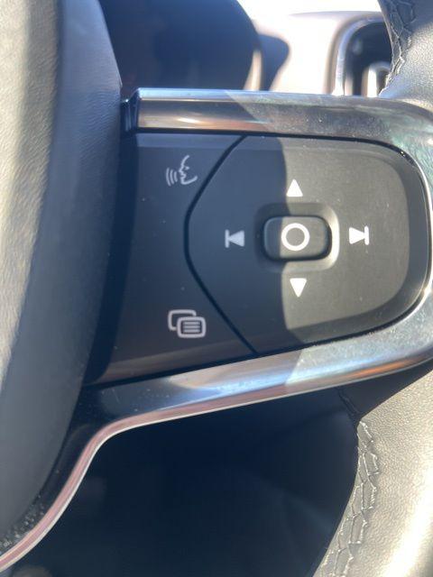2025 Volvo XC40 B5 Ultra Bright Theme