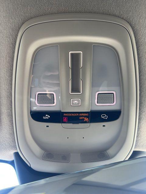 2025 Volvo XC40 B5 Ultra Bright Theme