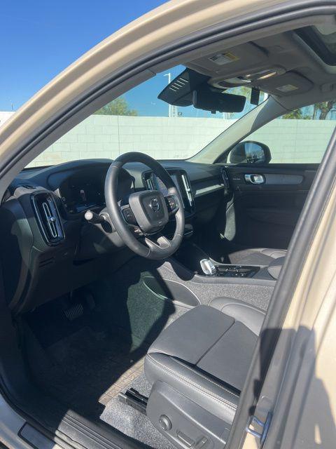 2025 Volvo XC40 B5 Ultra Bright Theme
