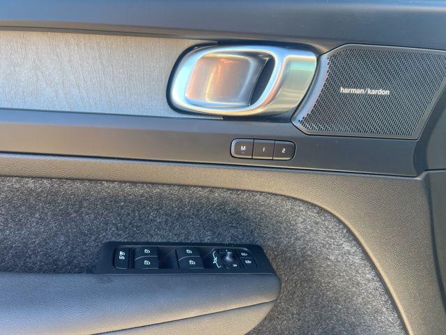 2025 Volvo XC40 B5 Ultra Bright Theme