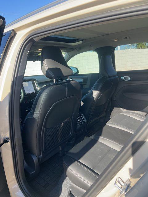 2025 Volvo XC40 B5 Ultra Bright Theme
